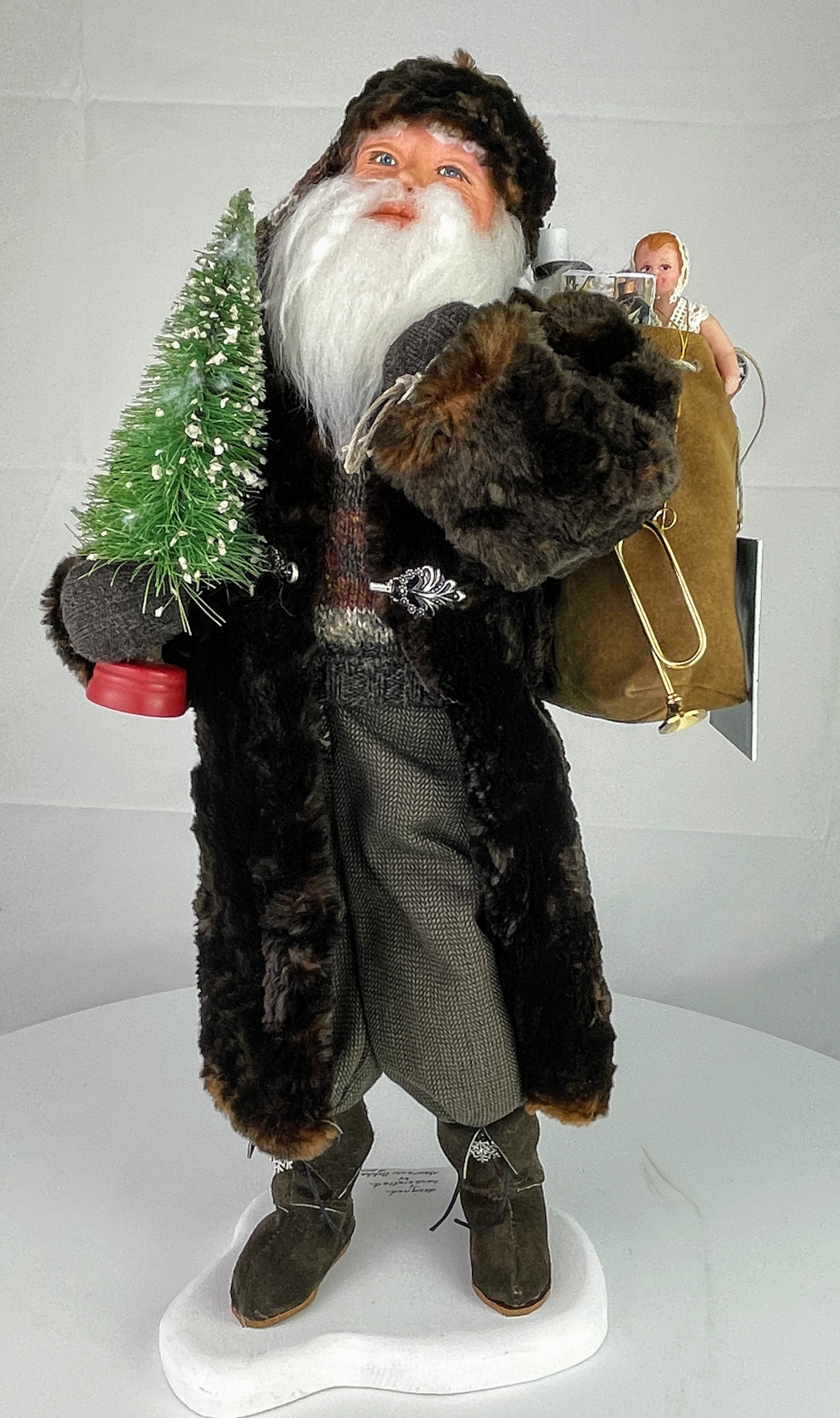 (image for) Santa with dark fur coat and tree